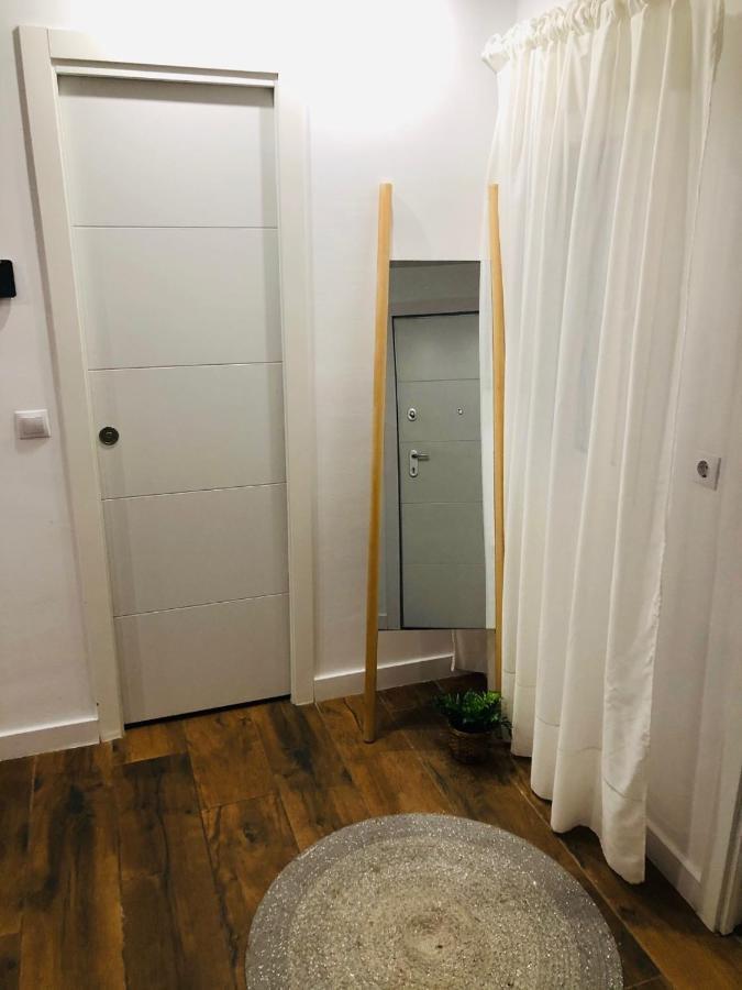 Petit Apartment Los Remedios Севиля Екстериор снимка