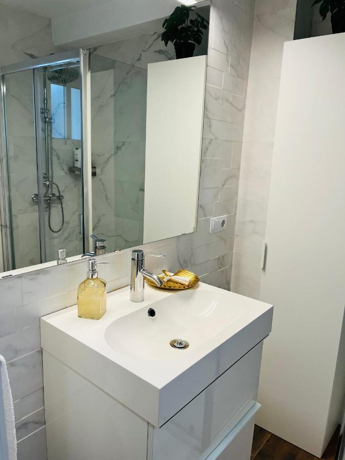 Petit Apartment Los Remedios Севиля Екстериор снимка